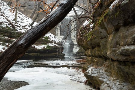 Foto de Agua que fluye por Lake Falls mientras la nieve se derrite en Matthiessen State Park, Illinois, EE.UU.. - Imagen libre de derechos
