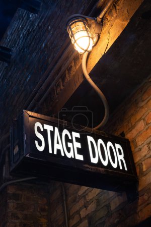 Foto de Cartel de puerta de escenario en el callejón del centro de Chicago. - Imagen libre de derechos