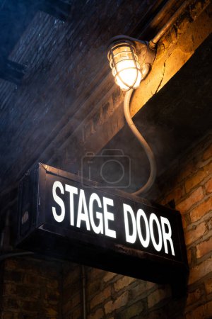 Foto de Cartel de puerta de escenario en el callejón del centro de Chicago. - Imagen libre de derechos