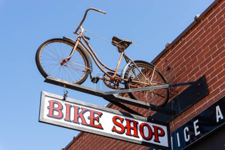 Cartel de tienda de bicicletas en la pequeña ciudad del Medio Oeste.