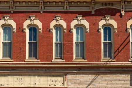 Außenwand und Fenster eines alten Stadthauses in Marengo, Illinois, USA.