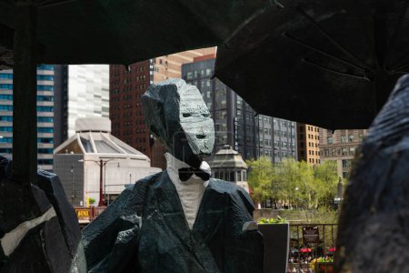 Téléchargez les photos : Chicago, Illinois - United States - April 22nd, 2024: The Gentlemen Statues by artist Ju Ming, installed in 2015, on a beautiful Spring day in Chicago, Illinois, USA. - en image libre de droit