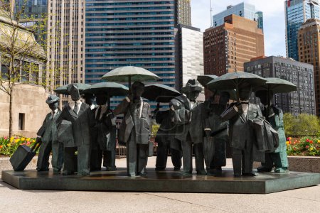 Téléchargez les photos : Chicago, Illinois - États-Unis - 22 avril 2024 : The Gentlemen Statues de l'artiste Ju Ming, installées en 2015, par une belle journée de printemps à Chicago, Illinois, États-Unis. - en image libre de droit