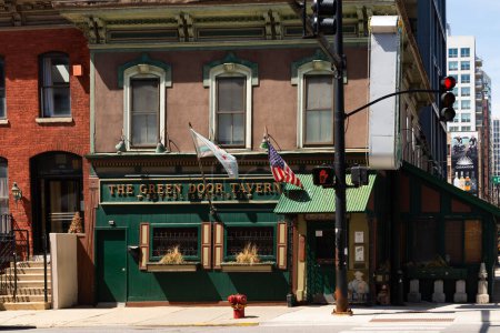 Foto de Chicago, Illinois - Estados Unidos - 22 de abril de 2024: Exterior of The Green Door Tavern, establecido en 1921, Chicago, Illinois, Estados Unidos. - Imagen libre de derechos