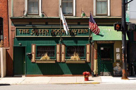 Foto de Chicago, Illinois - Estados Unidos - 22 de abril de 2024: Exterior of The Green Door Tavern, establecido en 1921, Chicago, Illinois, Estados Unidos. - Imagen libre de derechos