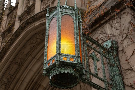 Alte kunstvolle Lampe an einem Kirchengebäude in Chicago, Illinois, USA.