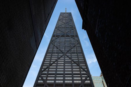 Téléchargez les photos : Vue du bâtiment du centre-ville depuis une ruelle à Chicago, Illinois, USA. - en image libre de droit