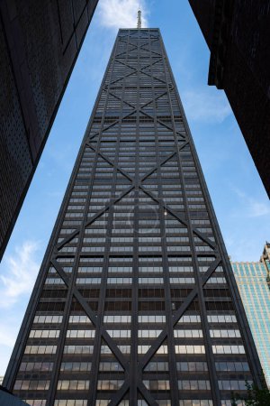 Téléchargez les photos : Vue du bâtiment du centre-ville depuis une ruelle à Chicago, Illinois, USA. - en image libre de droit