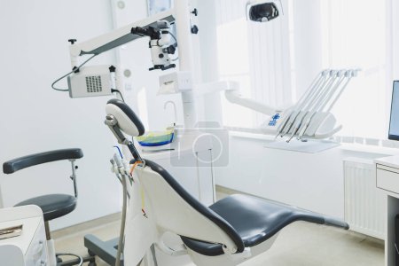 Téléchargez les photos : Dental microscope in a modern dental office. Modern dental treatment. - en image libre de droit