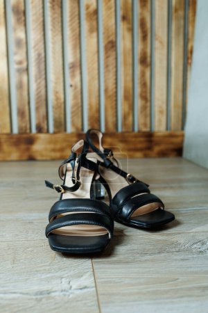 Téléchargez les photos : Sandales à talons en cuir noir, sandales d'été pour femmes. - en image libre de droit