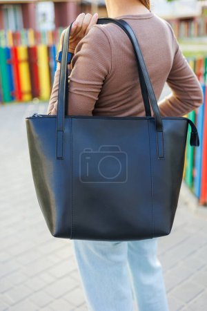 Foto de Bolso shopper mujer de cuero negro. Bolsa de compras todos los días. - Imagen libre de derechos