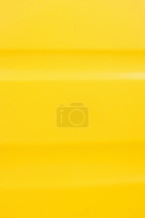 Foto de Maletas amarillas con ruedas. Maleta para cosas. Una maleta para un turista - Imagen libre de derechos