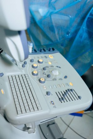 Moderne medizinische Geräte im Operationssaal. Zentrifuge zur Trennung von Plasma und Blut