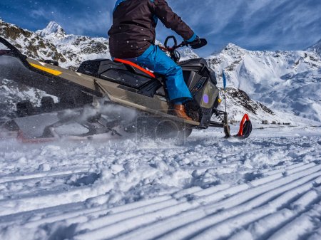 Foto de Snowmobile on a trail in the Italian alps - Imagen libre de derechos
