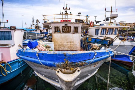 Barco de pesca en un muelle de sicilia