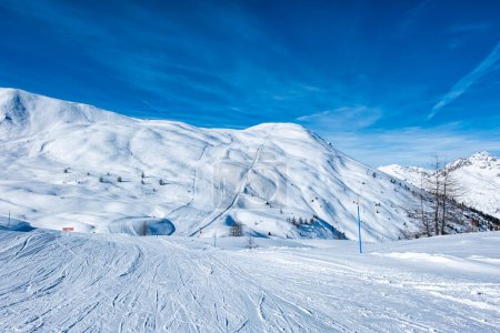Téléchargez les photos : Pistes de ski en montagne autour de Bormio Station de ski - en image libre de droit