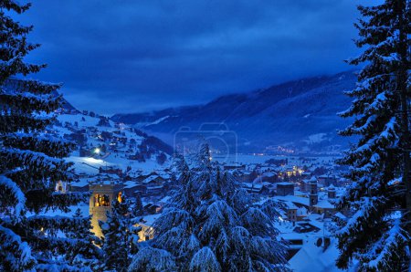 Nachtszene des Dorfes Bormio im Valtellina
