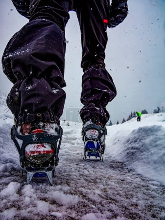 Téléchargez les photos : Gros plan sur les crampons lors d'une randonnée hivernale - en image libre de droit
