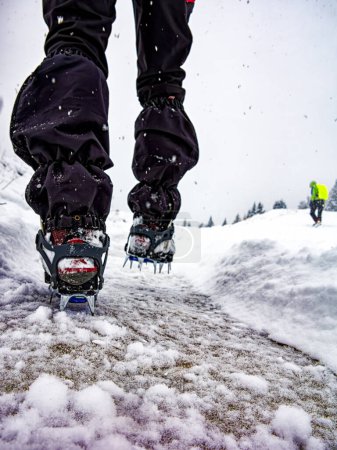 Téléchargez les photos : Gros plan sur les crampons lors d'une randonnée hivernale - en image libre de droit