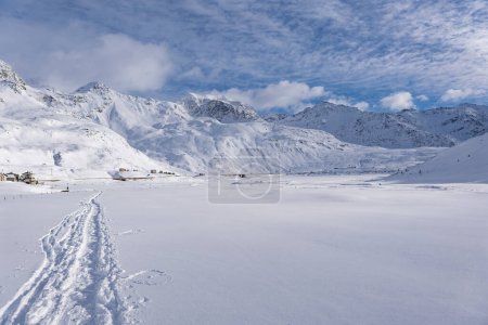 Verschneite Landschaft in den Alpen des Valchiavenna im Dorf Montespluga