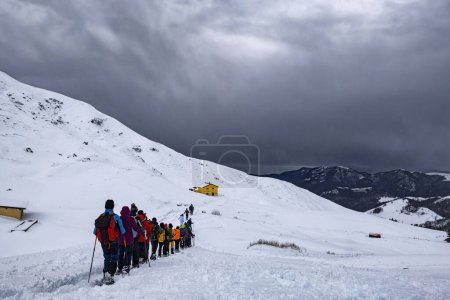 Téléchargez les photos : Groupe de raquettes dans les Alpes de Valsassina - en image libre de droit