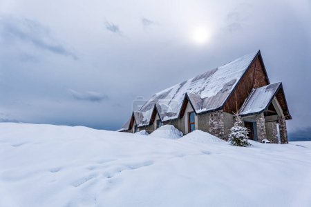 Téléchargez les photos : Vue d'hiver de l'église de PIani di Artavaggio - en image libre de droit
