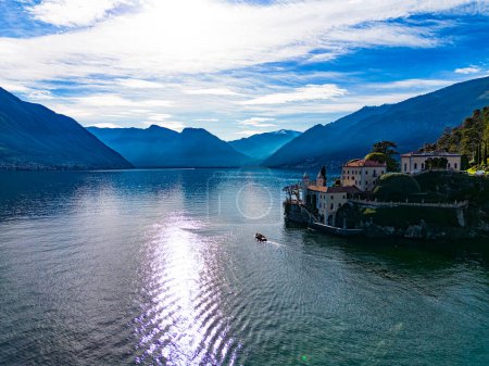 Vista aérea de la península de Villa Balbianello en el lago de Como
