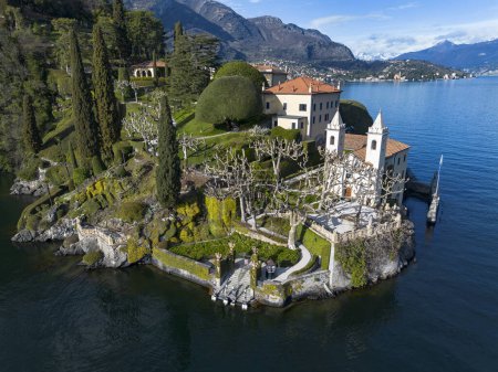 Vista aérea de la península de Villa Balbianello en el lago de Como