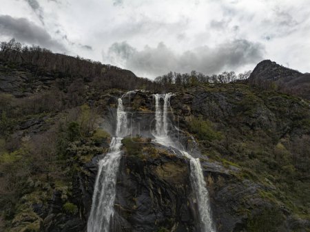 Cascadas de Acquafraggia en el valle de Valchiavenna