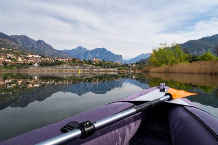 Kayak en el lago Annone en Brianza
