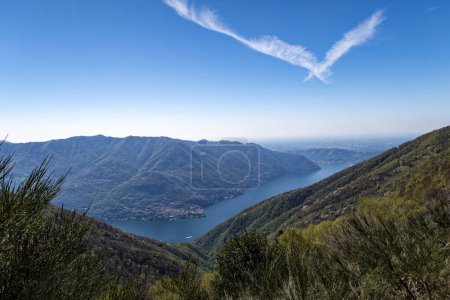 Paisaje del Lago de Como desde la montaña Colmegnone