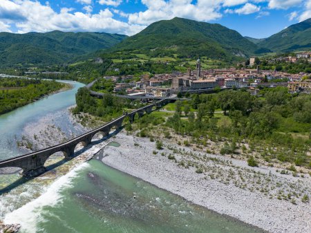 Luftaufnahme des Dorfes Bobbio und seiner alten Brücke