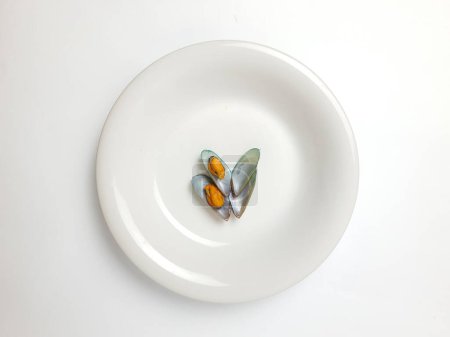 Foto de Mejillones en plato blanco - Imagen libre de derechos
