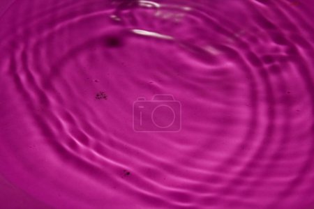 Téléchargez les photos : Goutte d'eau sur un fond rose - en image libre de droit