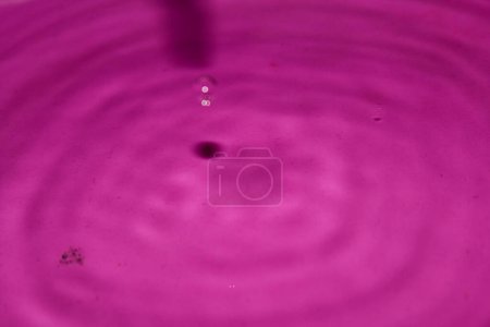 Téléchargez les photos : Goutte d'eau sur un fond rose - en image libre de droit