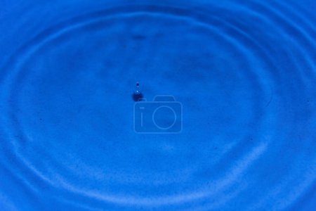 Téléchargez les photos : Goutte d'eau sur un fond bleu - en image libre de droit