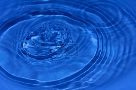 Téléchargez les photos : Goutte d'eau sur un fond bleu - en image libre de droit