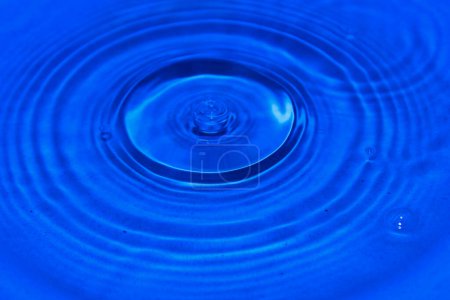 Foto de Gota de agua sobre un fondo azul - Imagen libre de derechos