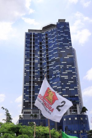 Téléchargez les photos : Indonésie, 18 février 2023 ; Bâtiments de bureaux modernes à Jakarta, gratte-ciel d'affaires modernes, grands bâtiments, architecture s'élevant haut dans le ciel. - en image libre de droit