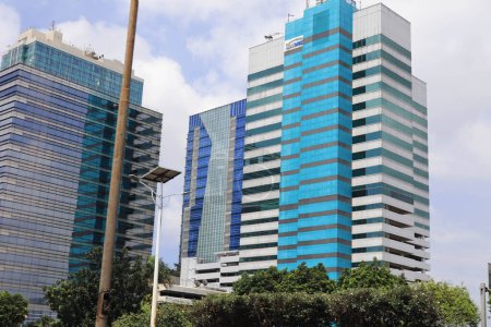 Foto de Indonesia, 18 de febrero de 2023; edificios de oficinas modernos en Yakarta, rascacielos de negocios modernos, edificios altos, arquitectura que se eleva alto en el cielo. - Imagen libre de derechos