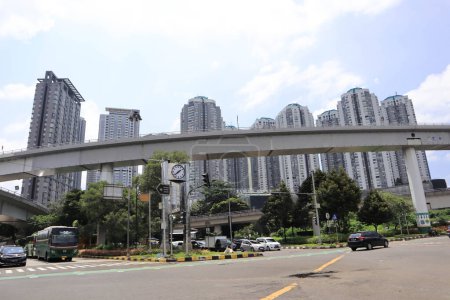 Foto de Indonesia, 18 de febrero de 2023; edificios de oficinas modernos en Yakarta, rascacielos de negocios modernos, edificios altos, arquitectura que se eleva alto en el cielo. - Imagen libre de derechos