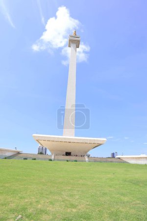 Foto de JAKARTA, INDONESIA - 18 de febrero de 2023: Hermosa vista del Monumento Nacional de Indonesia (Monumen Nasional, MoNas) en Yakarta, Indonesia - Imagen libre de derechos