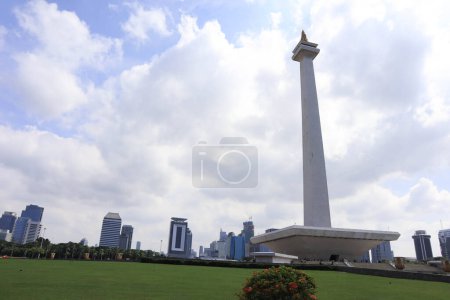Foto de JAKARTA, INDONESIA - 18 de febrero de 2023: Hermosa vista del Monumento Nacional de Indonesia (Monumen Nasional, MoNas) en Yakarta, Indonesia - Imagen libre de derechos
