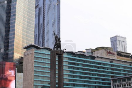 Téléchargez les photos : Jakarta, 19 février 2023 ; Welcome Monument est une statue d'une paire de personnes tenant des fleurs et agitant une main située au milieu du rond-point de l'hôtel Indonesia - en image libre de droit