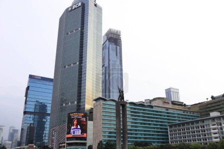 Téléchargez les photos : Jakarta, 19 février 2023 ; Welcome Monument est une statue d'une paire de personnes tenant des fleurs et agitant une main située au milieu du rond-point de l'hôtel Indonesia - en image libre de droit