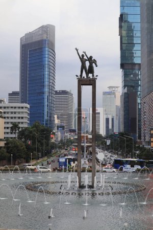 Foto de Yakarta, 19 de febrero de 2023; Welcome Monument es una estatua de un par de personas que sostienen flores y saludan una mano ubicada en el centro de la rotonda del Hotel Indonesia. - Imagen libre de derechos