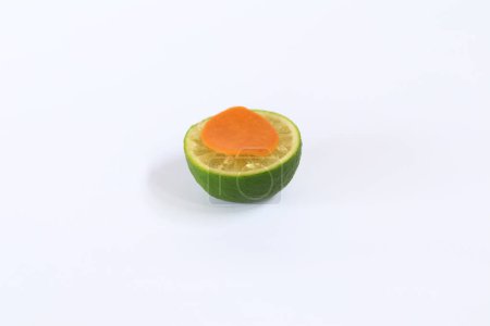 Téléchargez les photos : Tranche de citron vert garnie de biscuit à l'orange - en image libre de droit