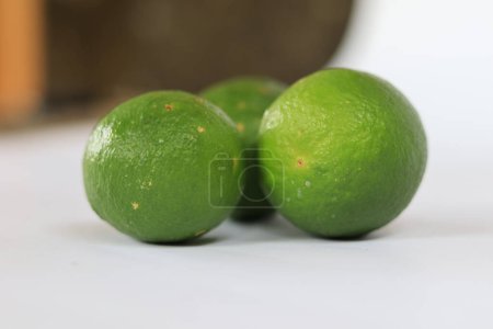 Téléchargez les photos : Limes vert frais sur fond blanc - en image libre de droit