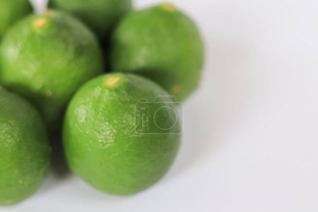 Téléchargez les photos : Limes vert frais sur fond blanc - en image libre de droit