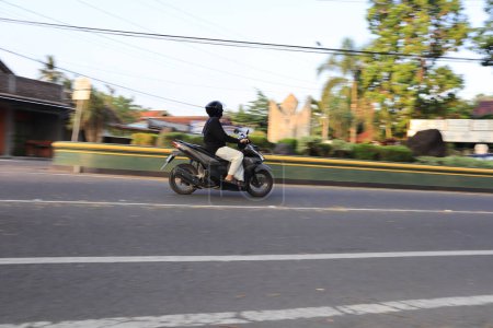 Foto de Motociclista a caballo por carretera en Tailandia - Imagen libre de derechos
